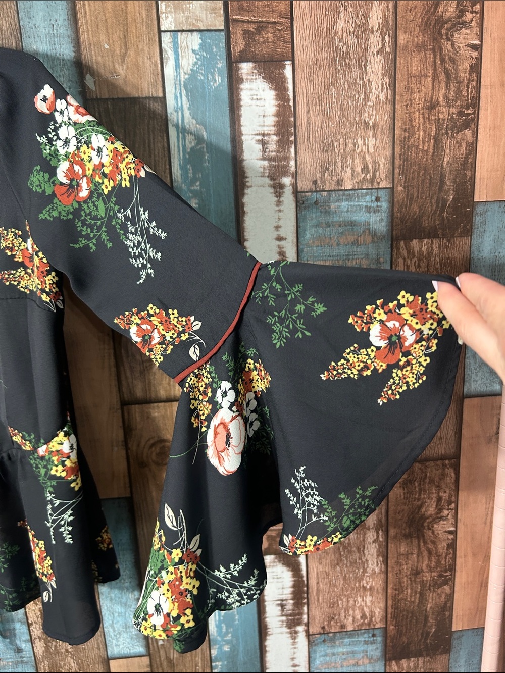 Floral Tie-Front Ruffle flare sleeve top Black - Picture 6 of 16